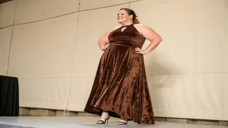 It is feature image on Plus Size Velvet Bridesmaid Dress.