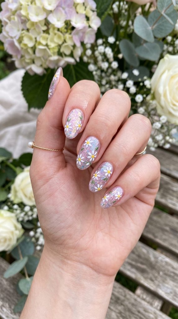  Pastel fingernail design with tiny daisies for spring